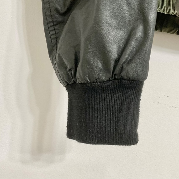 Levi's Women's Army Green Camouflage Jacket with Black Faux Leather Sleeves Sz M - Picture 8 of 11